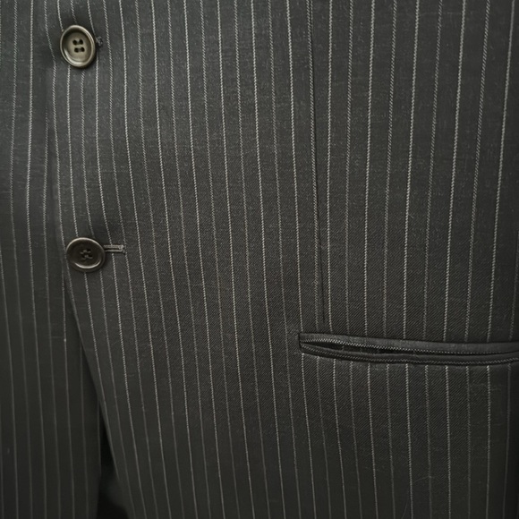 Armani Collezioni pin stripe suit jacket, size 42R - Picture 4 of 9